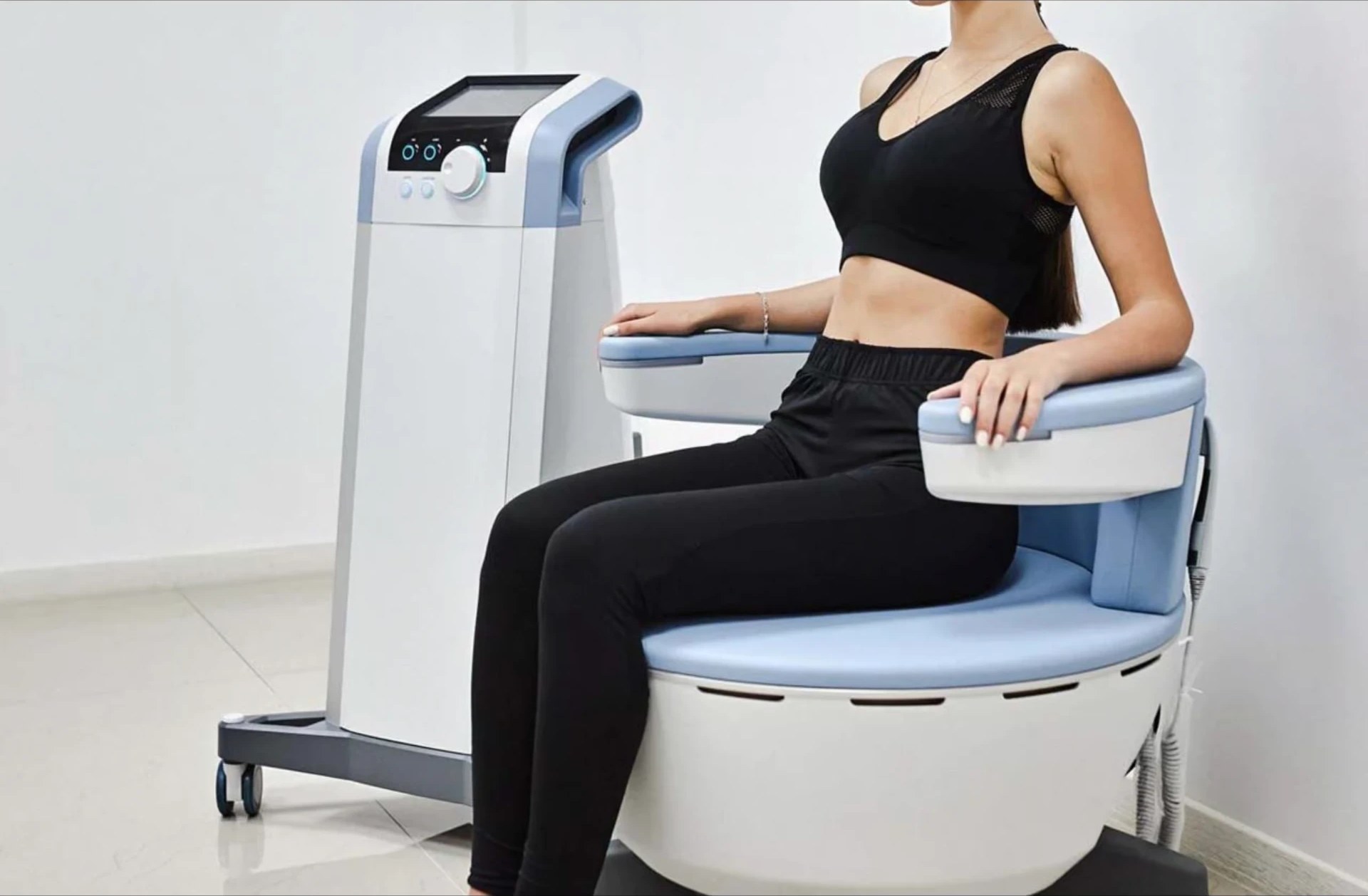 Vrouw zit aangekleed op de Pelvic Chair
