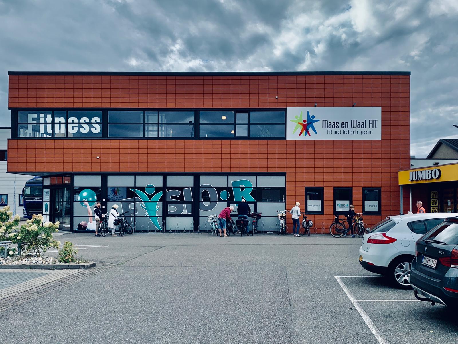 De gevel van het gebouw van Maas en Waal Fit in Beneden-Leeuwen, met ernaast de Jumbo